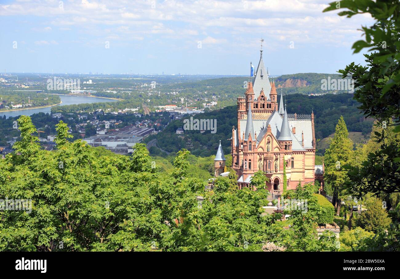 Château de Drachenburg, vallée du Rhin et ville de Bonn. Allemagne, Europe. Banque D'Images