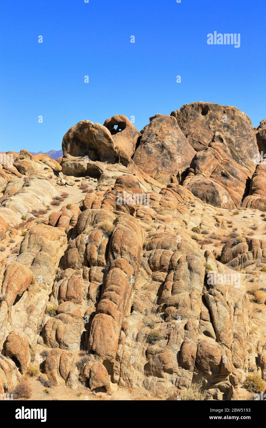 Arch Loop rock à distance à Alabama Hills à Lone Pine, Californie Banque D'Images