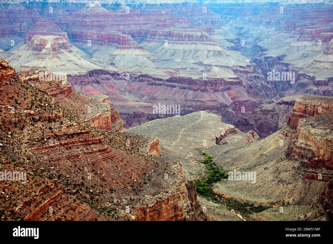 Une vue sur le Grand Canyon avec Indian Gardens au loin. Banque D'Images