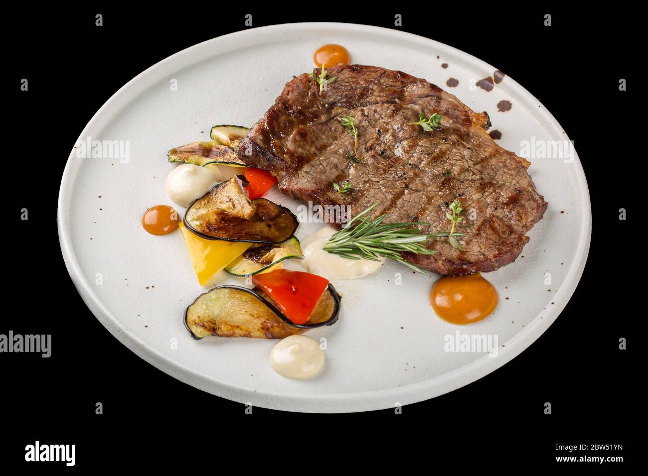 Pavé de boeuf grillé sur une plaque blanche. Banque D'Images