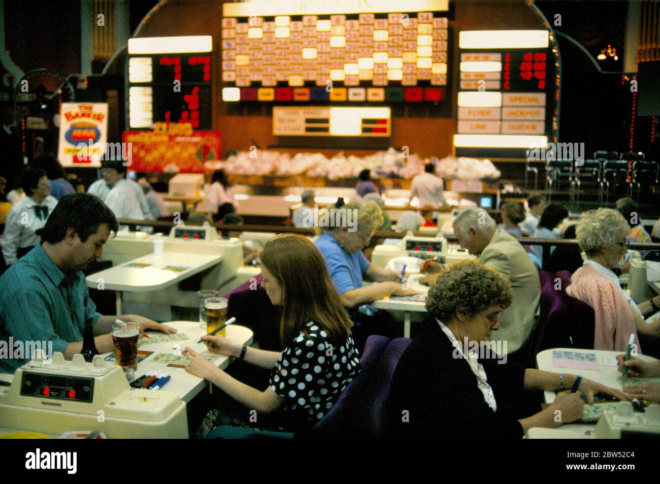 Une soirée au club bing local, groupe de personnes jouant au bingo soirée week-end divertissement. North London 1990s UK HOMER SYKES Banque D'Images