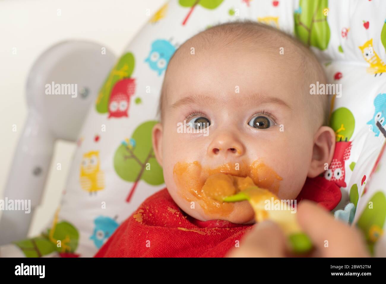 Mere Nourrissant Bebe Faim De Six Mois Drole Avec De La Nourriture Solide Photo Stock Alamy