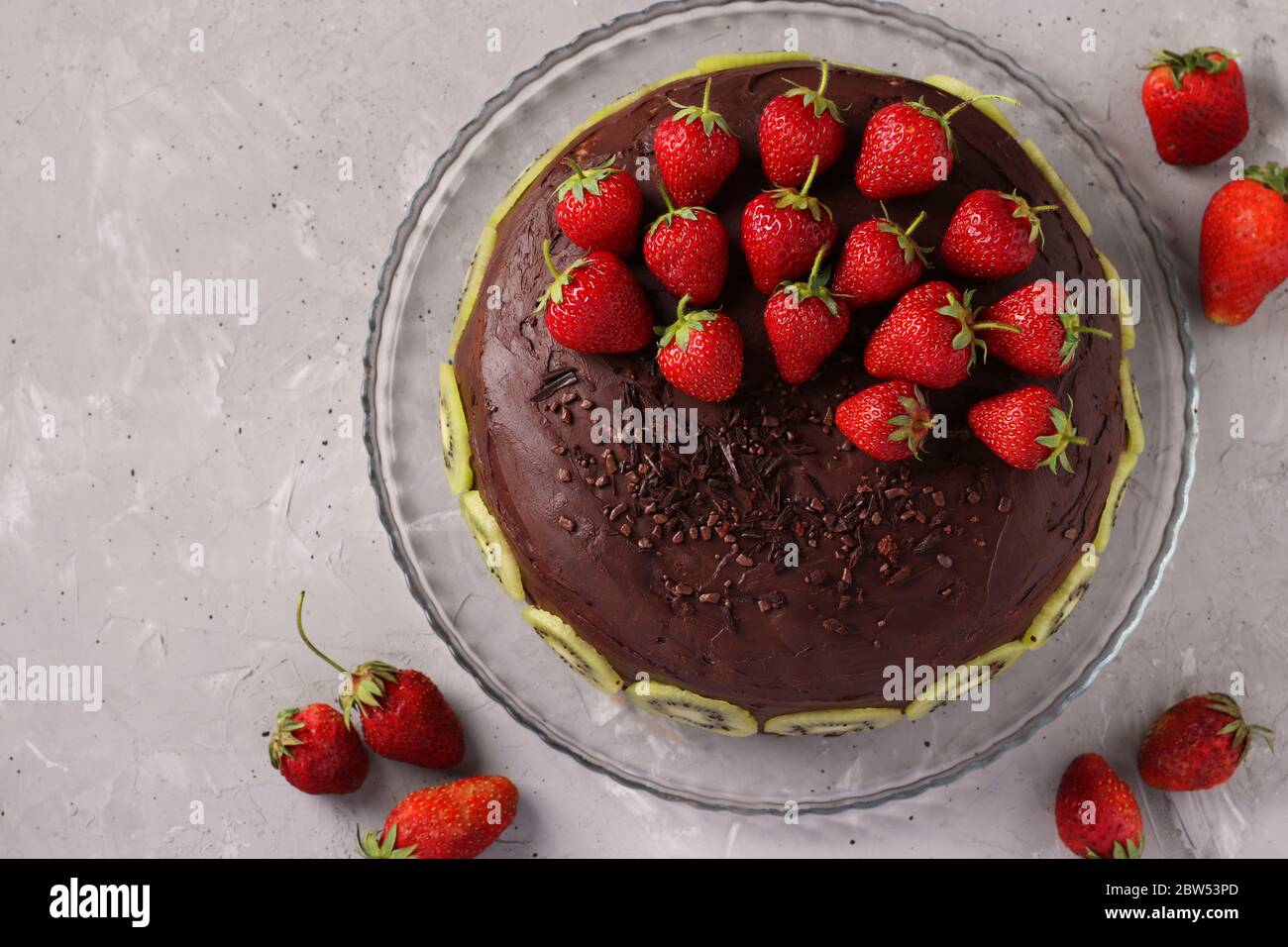 Gateau Maison Au Chocolat Fraises Et Kiwi Sur Fond De Beton Gris Format Horizontal Vue Du Dessus Espace Copie Photo Stock Alamy