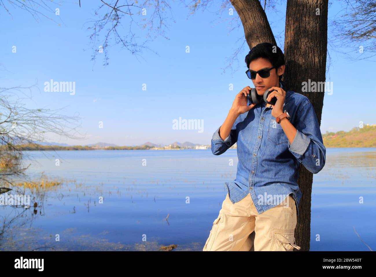 Jeune homme modèle montrant le style de vie Banque D'Images
