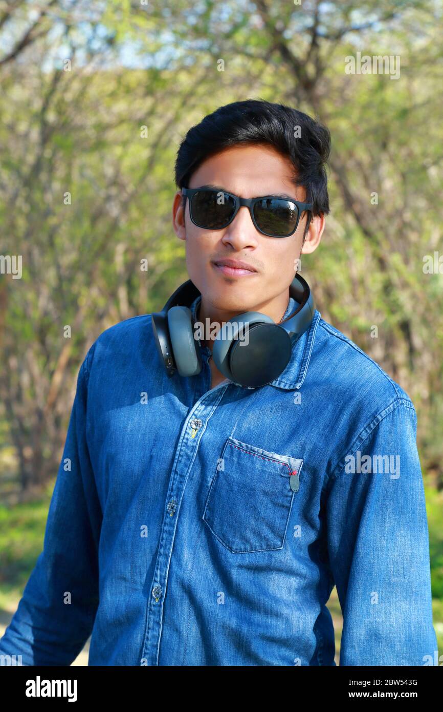 Jeune homme modèle montrant le style de vie Banque D'Images