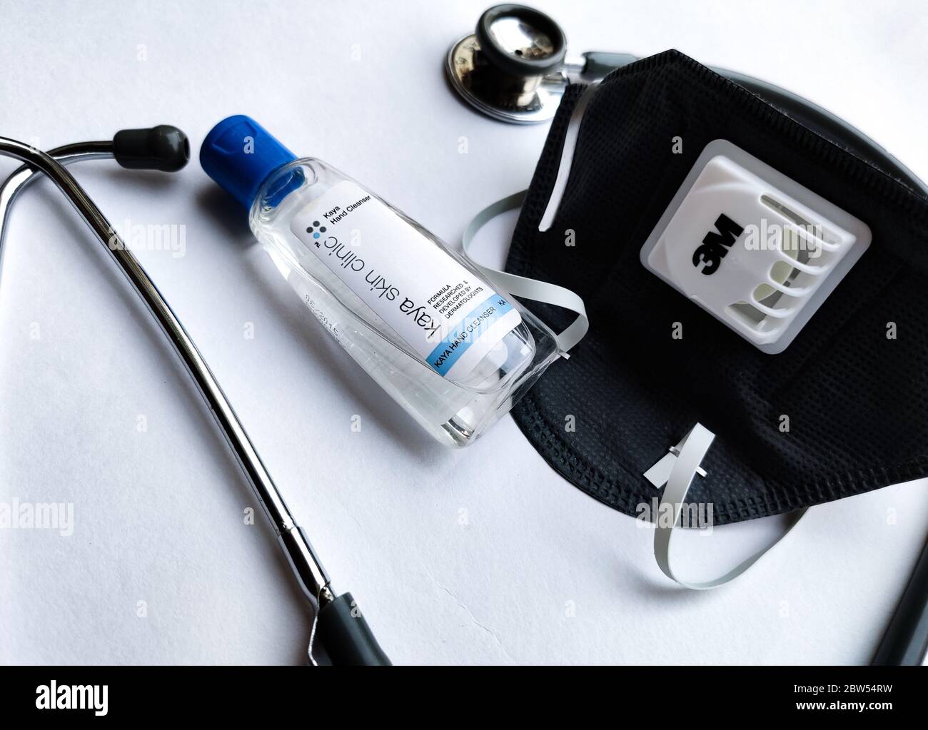 New York, États-Unis, 2020. 3M Gray N95 masque, assainisseur et stéthoscope sur fond blanc indiquant le virus Corona du médecin (Covid-19) kit de sécurité à re Banque D'Images