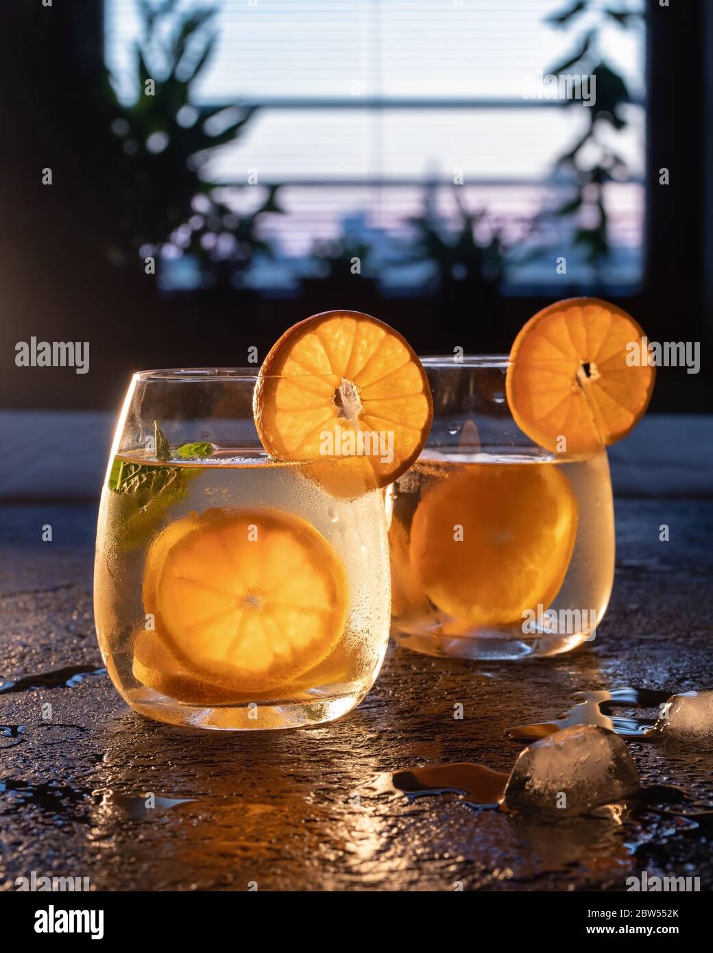 Deux verres d'eau avec des mandarines fraîches Banque D'Images