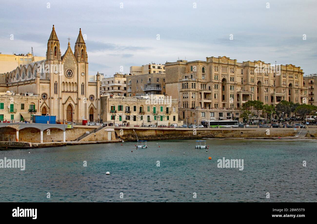 ST JULIANS, MALTE - 3 NOVEMBRE 2019. L'église Carmélite et les magnifiques bâtiments art nouveau Balluta s'élèvent au-dessus de la place centrale dans le TH Banque D'Images