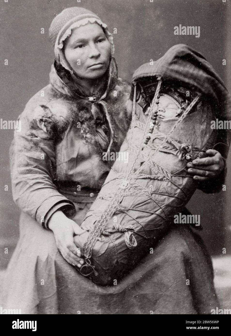 Photographie vintage du XIXe siècle - Norwegian femme avec bébé dans un papoose, peut-être sami Banque D'Images Photographie vintage du XIXe siècle - Norwegian femme avec bébé dans un papoose, peut-être sami Banque D'Images