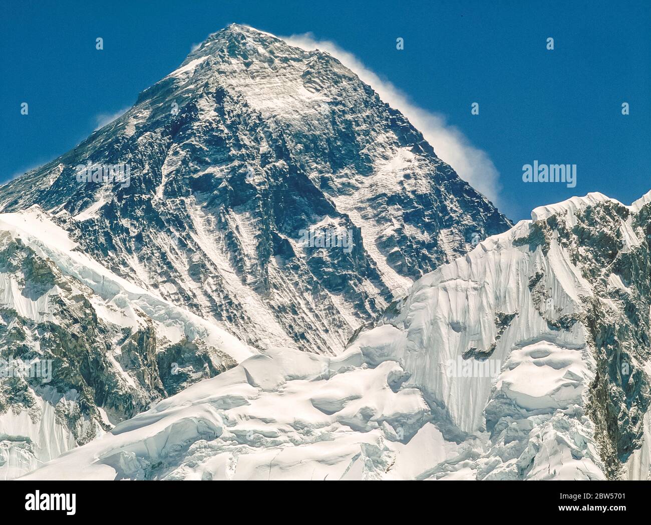 Népal. Mont Everest [Chomolongma] 8848m la plus haute montagne du monde, vue de Kalar Patar au-dessus du pâturage de Gorak Shepin Banque D'Images