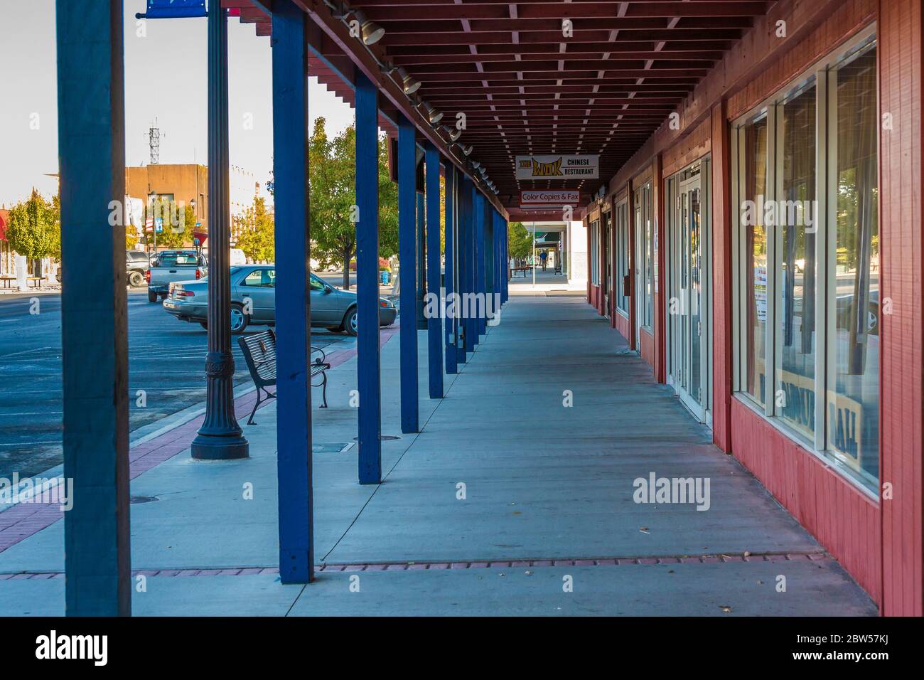 Un trottoir ombragé dans le centre-ville de Fallon, Nevada, États-Unis [aucune autorisation de l'hôtel; disponible pour une licence éditoriale seulement] Banque D'Images