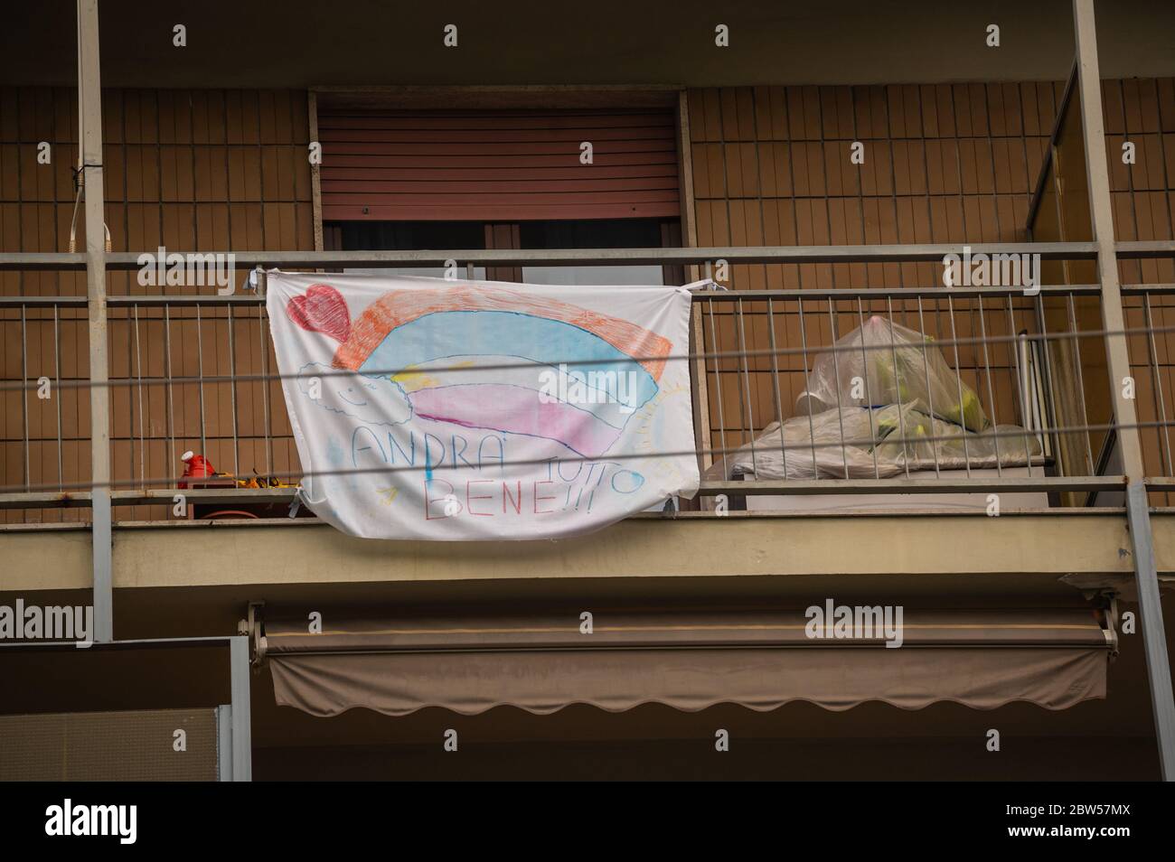 Turin, Piémont, Italie. Mai 2020. Pandémie de coronavirus. Sur les façades des maisons, accrocher les feuilles avec le dessin de l'arc-en-ciel et le message chaque Banque D'Images