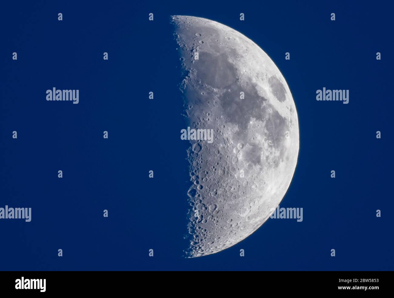 Wimbledon, Londres, Royaume-Uni. 29 mai 2020. Un croissant 45% cirant Lune lors d'une soirée claire et chaude avec des cratères sur la surface lunaire visibles dans les détails. Crédit: Malcolm Park/Alay Live News. Banque D'Images