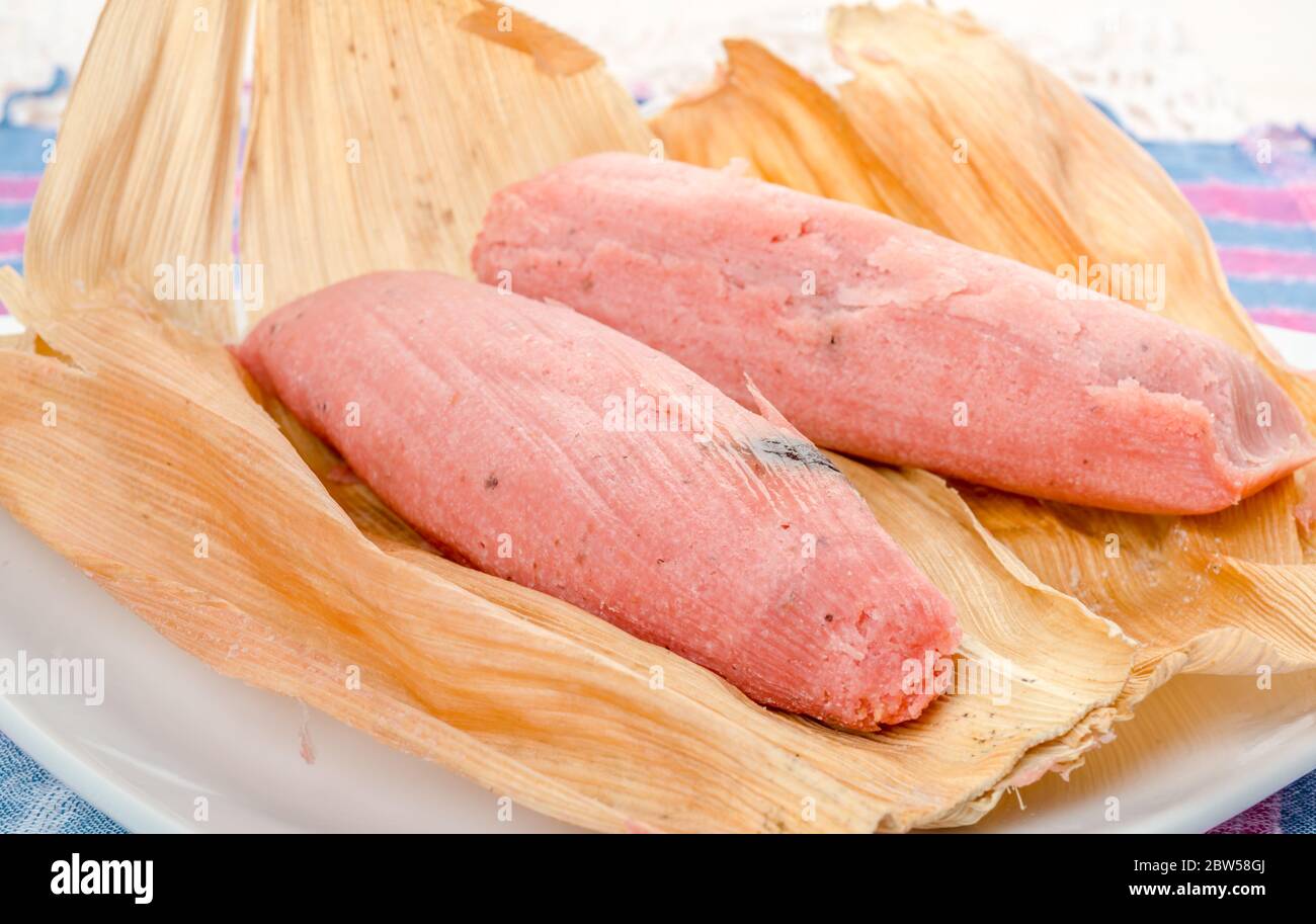 Tamale sucré, plat mexicain à base de pâte de maïs aromatisée à la raisins secs et à la fraise ou à l'ananas, enveloppé d'une feuille de maïs Banque D'Images