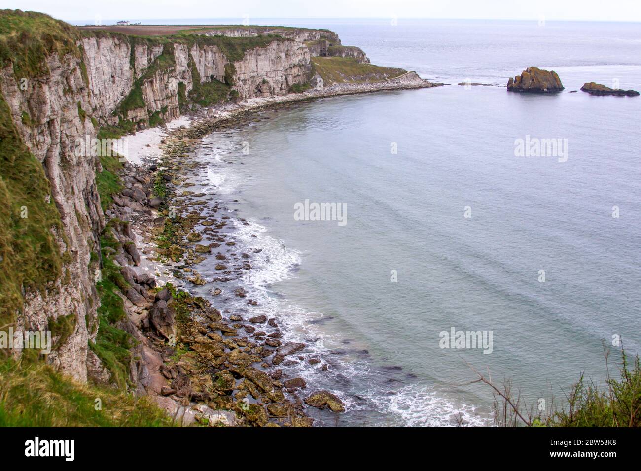 Mer calme sur la côte en Irlande, en été. Côte est de l'Irlande Banque D'Images