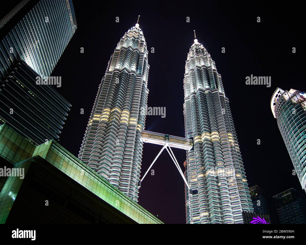 Kuala Lumpur Towers tout éclairé Banque D'Images