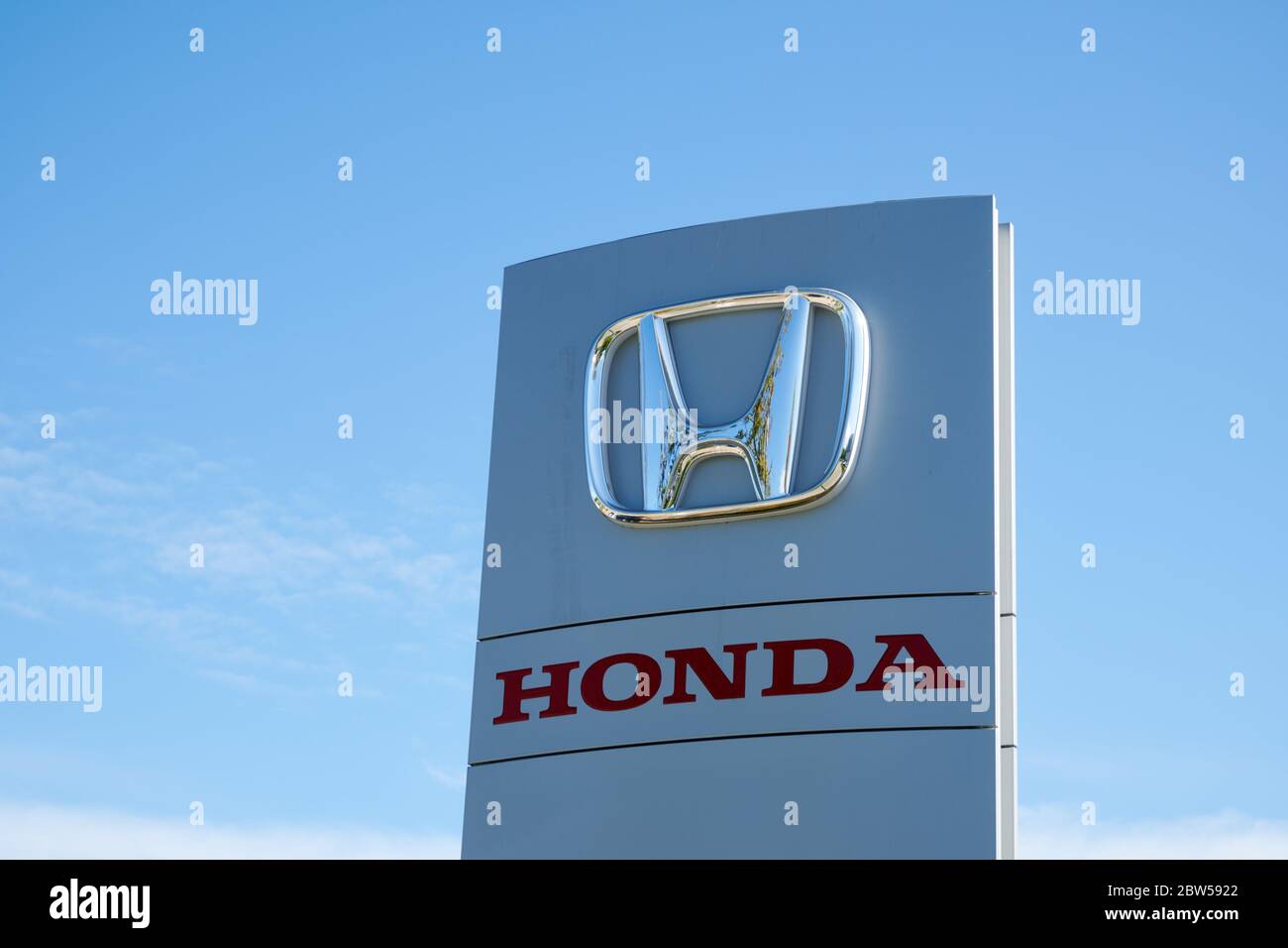 Gdansk, Pologne - 28 mai 2020 : logo et signe Honda. Honda fabrique les voitures les plus fiables au monde Banque D'Images Gdansk, Pologne - 28 mai 2020 : logo et signe Honda. Honda fabrique les voitures les plus fiables au monde Banque D'Images