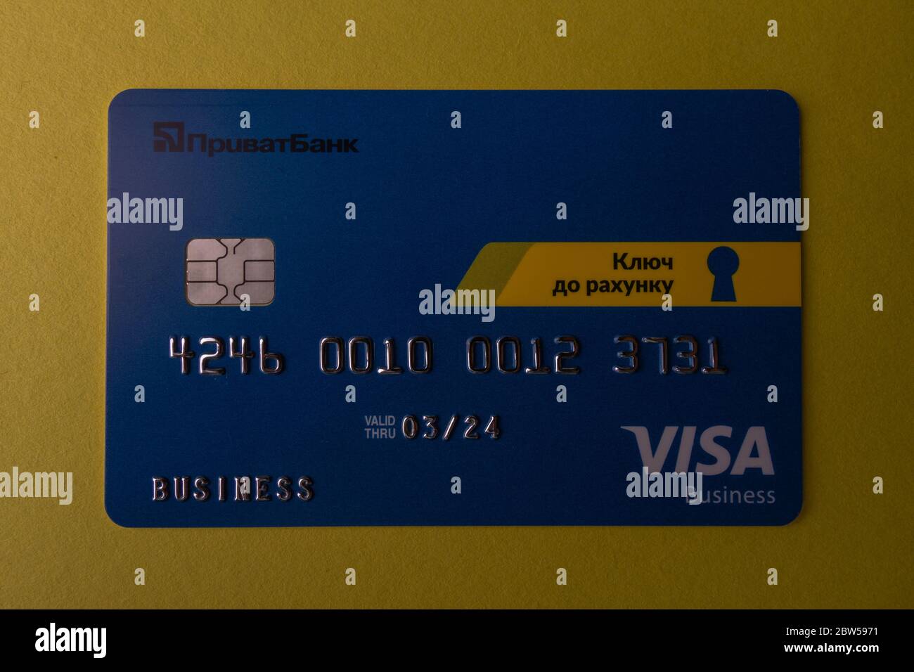 Carte bancaire Visa de la banque ukrainienne Privatbank. Odessa. Ukraine. 2020.04.28. Banque D'Images
