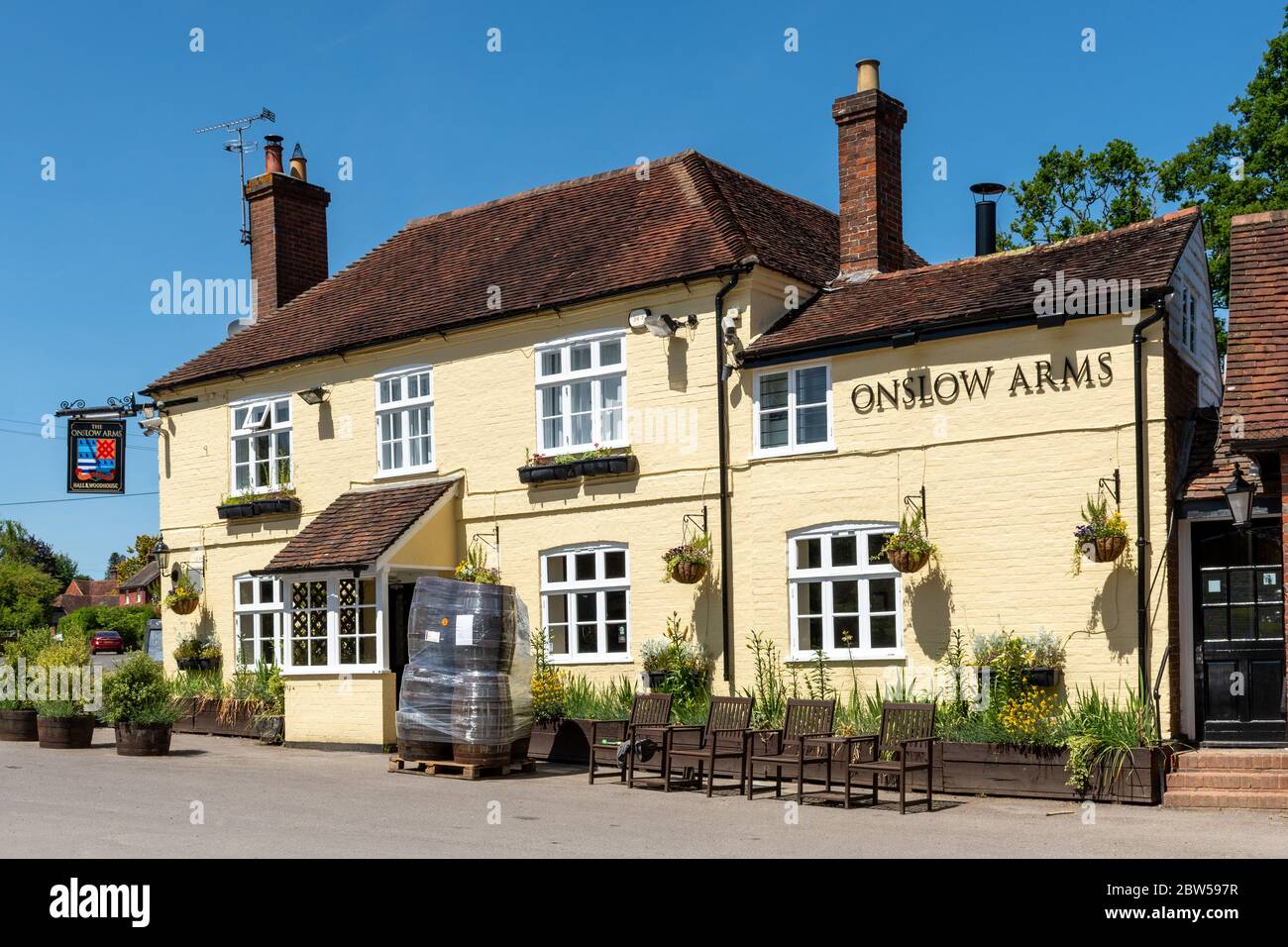 Le pub Onslow Arms à Loxwood, West Sussex, Royaume-Uni, sur le canal Wey et Arun Banque D'Images