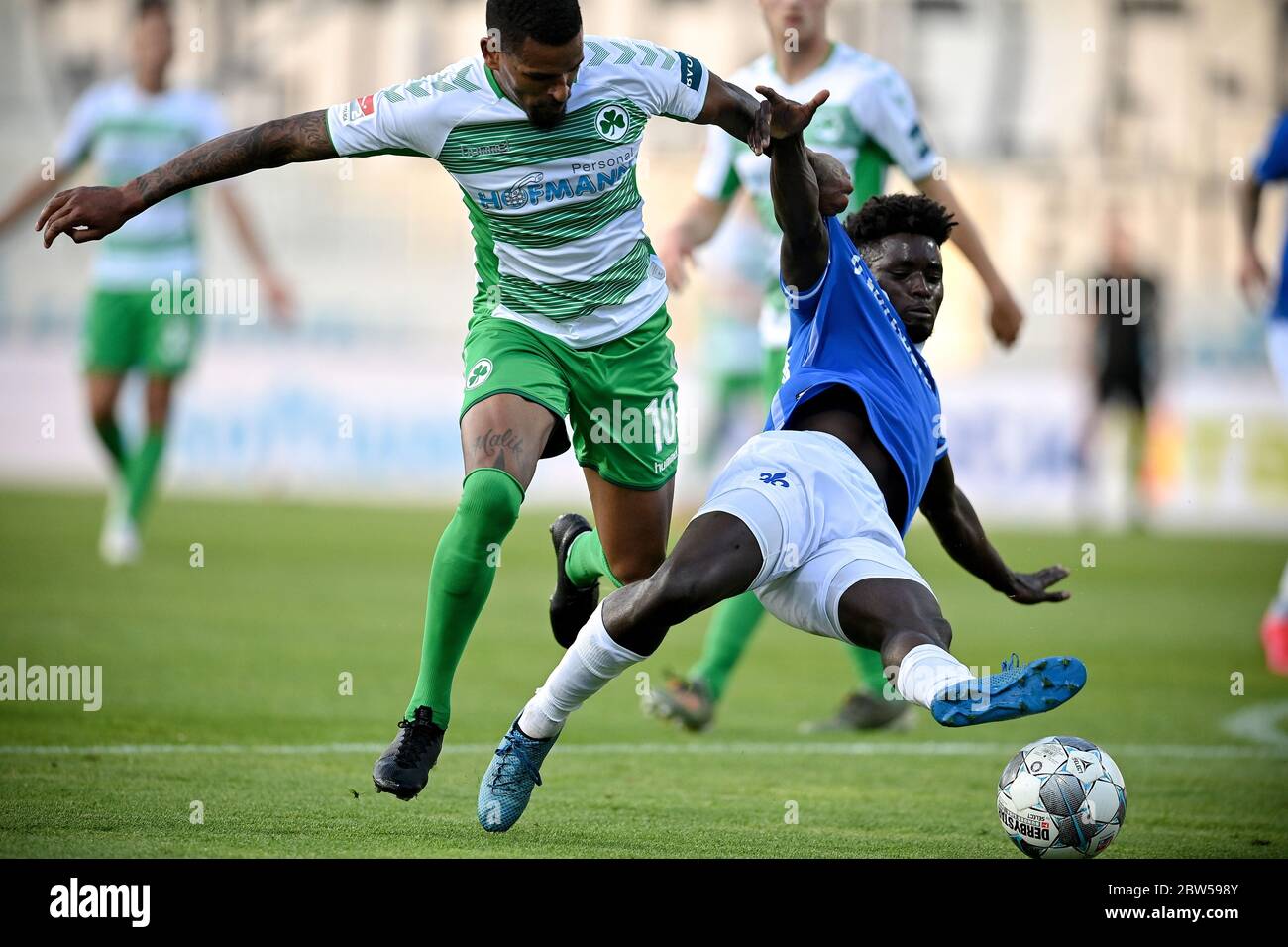 Darmstadt, Allemagne. 29 mai 2020. Football: 2ème Bundesliga, SV Darmstadt 98 - SpVgg Greuther Fürth, 29ème jour de jeu au stade Merck au Böllenfalptor. Daniel Keita-Ruel (l) de Fürth tente de mettre le ballon contre le Braydon Manu de Darmstadt. Crédit : Sascha Steinbach/EPA/Pool/dpa - NOTE IMPORTANTE : Conformément aux règlements de la DFL Deutsche Fußball Liga et de la DFB Deutscher Fußball-Bund, il est interdit d'exploiter ou d'exploiter dans le stade et/ou à partir du jeu pris des photos sous forme d'images de séquence et/ou de séries de photos de type vidéo./dpa/Alay Live News Banque D'Images