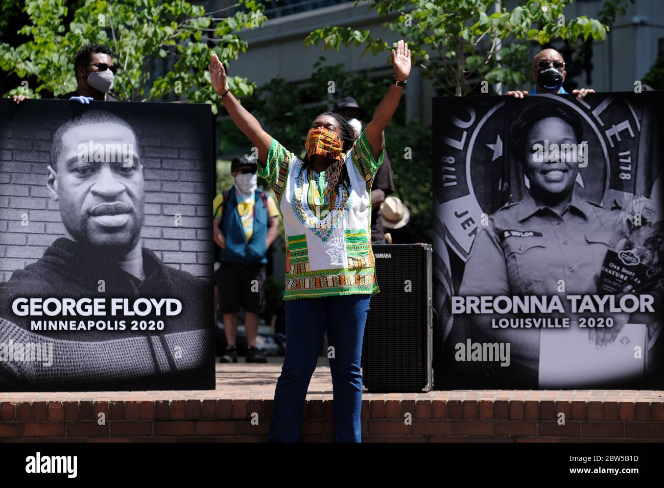 Portland, États-Unis. 29 mai 2020. Les manifestants se réunissent sur la place Terry Shrunk à Portland, en Oregon, le 29 mai 2020, pour se présenter au NAACP, alors qu'ils tiennent une « Eulogy for Black America » en hommage à la vie des personnes perdues à cause de la brutalité policière en réponse au meurtre de George Floyd à Minneapolis par l'officier Derek Chauvin. (Photo par Alex Milan Tracy/Sipa USA) crédit: SIPA USA/Alay Live News Banque D'Images