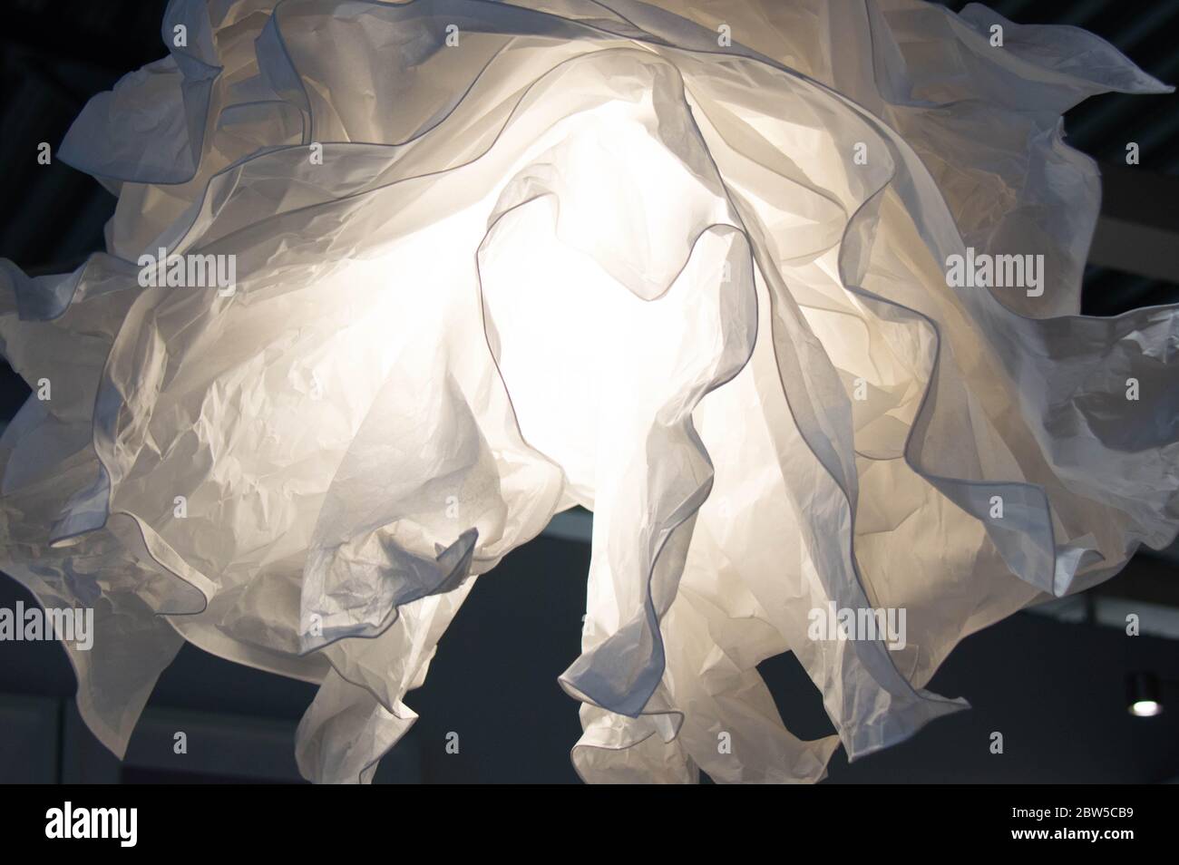 Lampe blanche en papier froissé au plafond. Le design de l'appartement. Banque D'Images