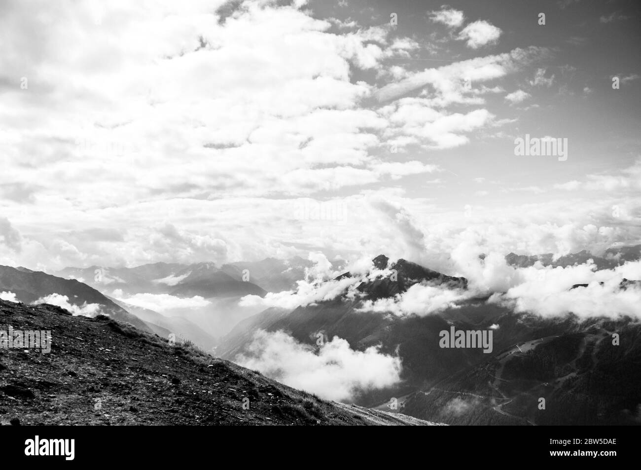 Ciel nuageux avec vue sur une chaîne de montagnes dans le Tyrol du Sud Banque D'Images