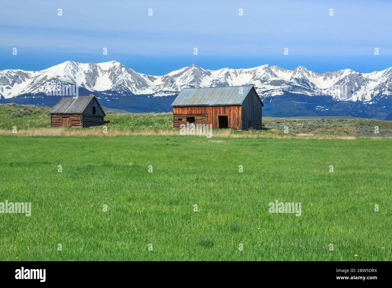 ancienne cabane en bois et grange sous la chaîne bridger près de wilsall, montana Banque D'Images
