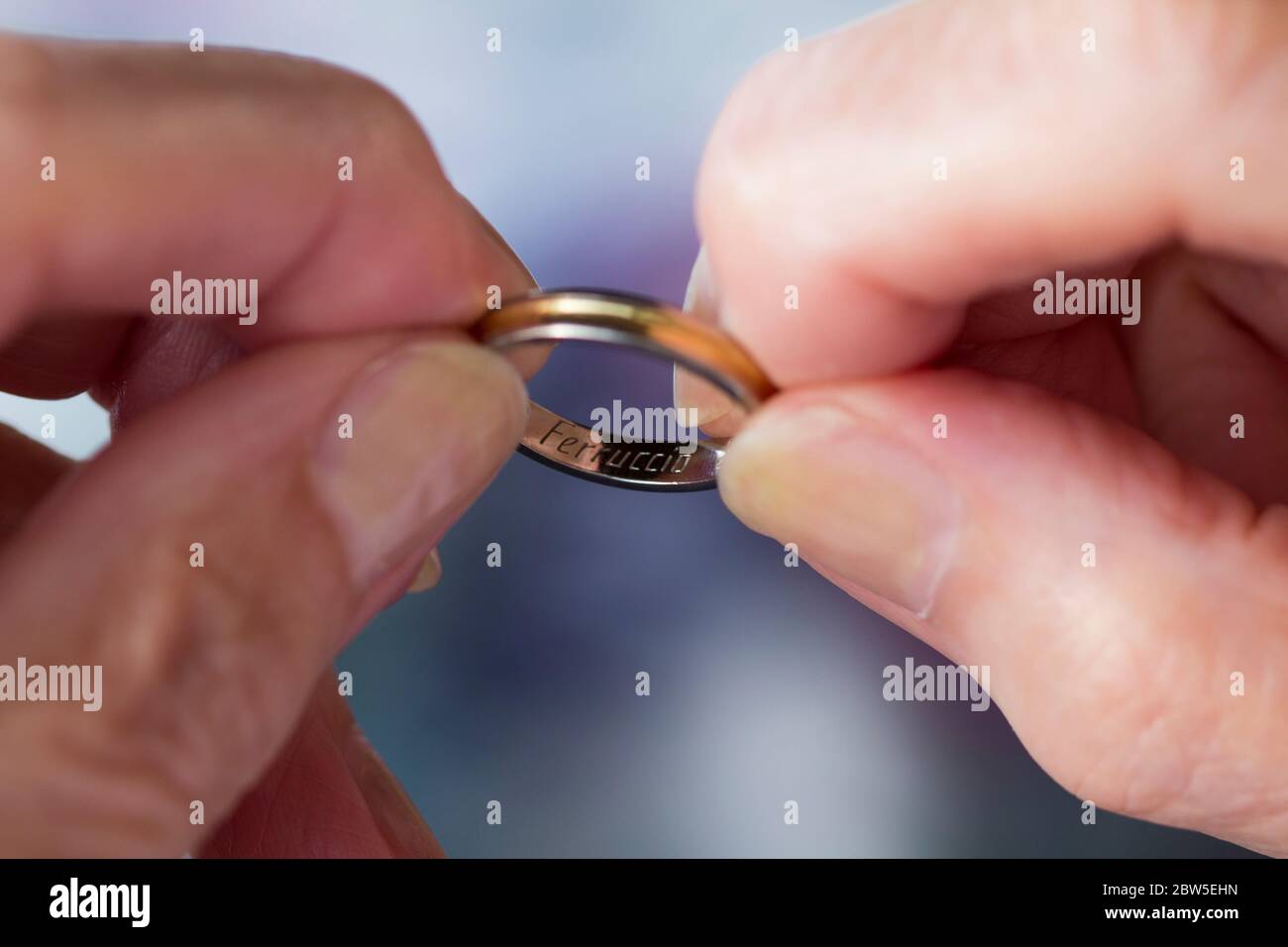 Gros plan des mains portant un anneau de mariage inscrit avec un nom. Banque D'Images