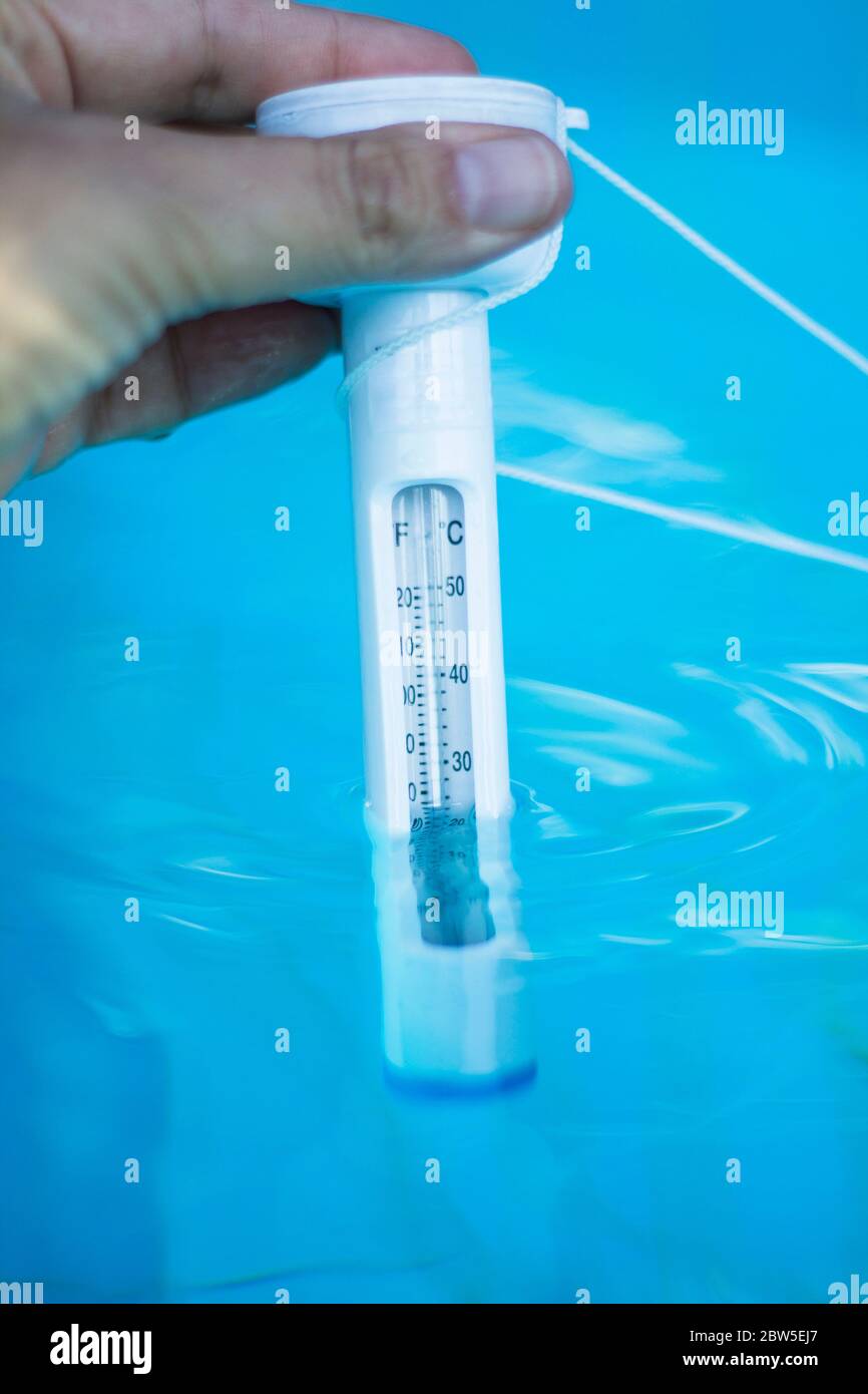 Lecture de la température de l'eau à l'aide d'un thermomètre à eau Photo  Stock - Alamy