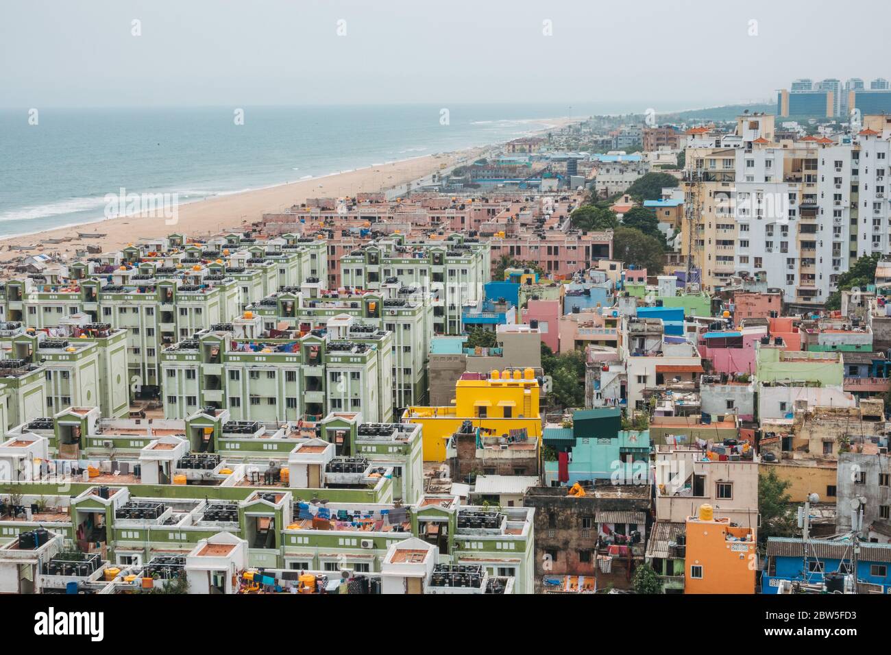 Appartements colorés à Marina Beach, Chennai, Inde Banque D'Images