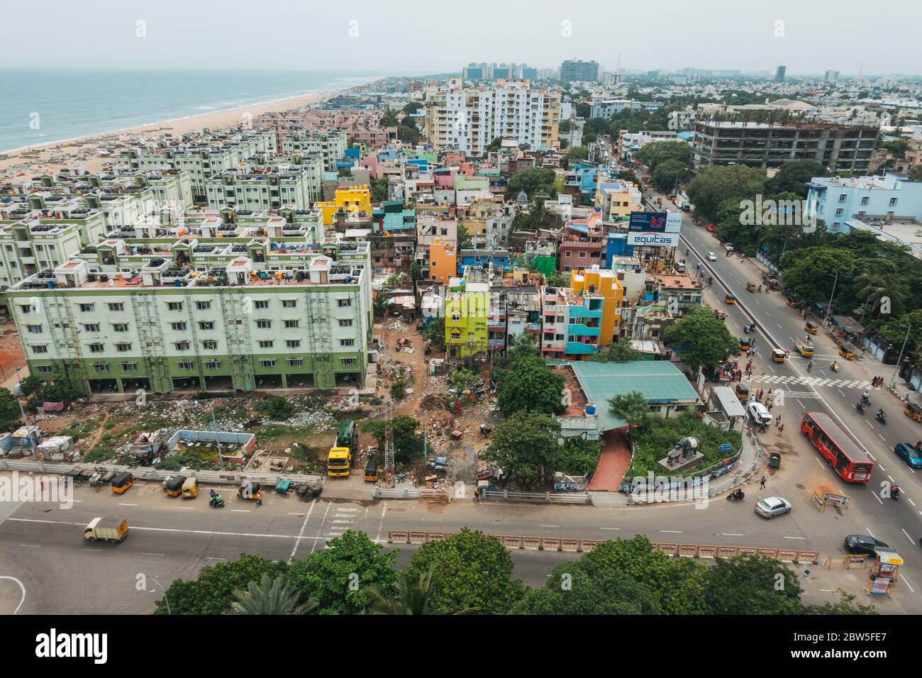 Vue sur les bâtiments colorés de Marina Beach, Chennai, Inde Banque D'Images