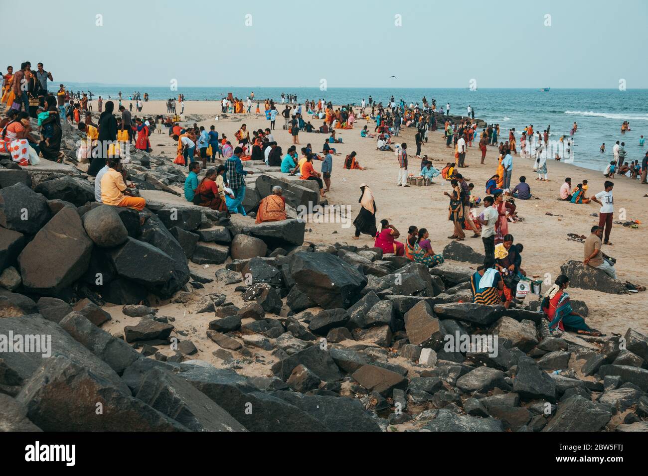 Une plage animée de Puducherry le dimanche soir, Pondichéry, Inde Banque D'Images