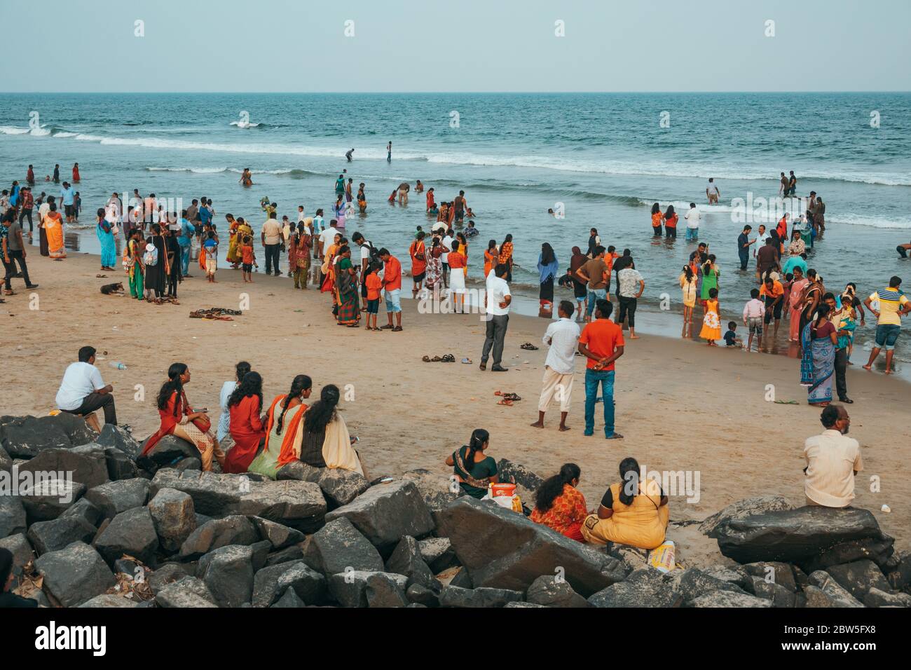 Une plage de Puducherry surpeuplée le dimanche soir, Pondichéry, Inde Banque D'Images
