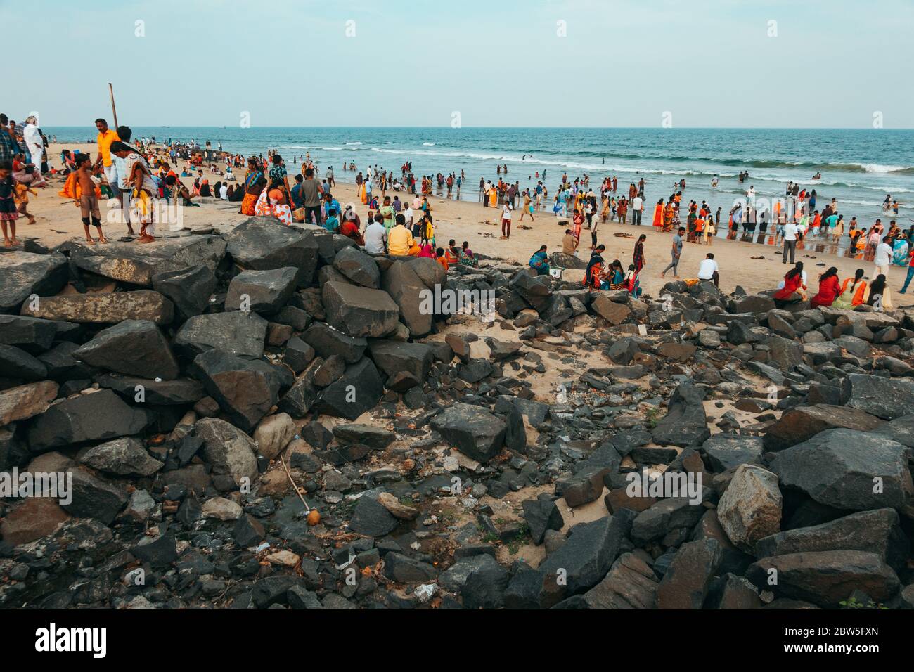 Une plage de Puducherry surpeuplée le dimanche soir, Pondichéry, Inde Banque D'Images
