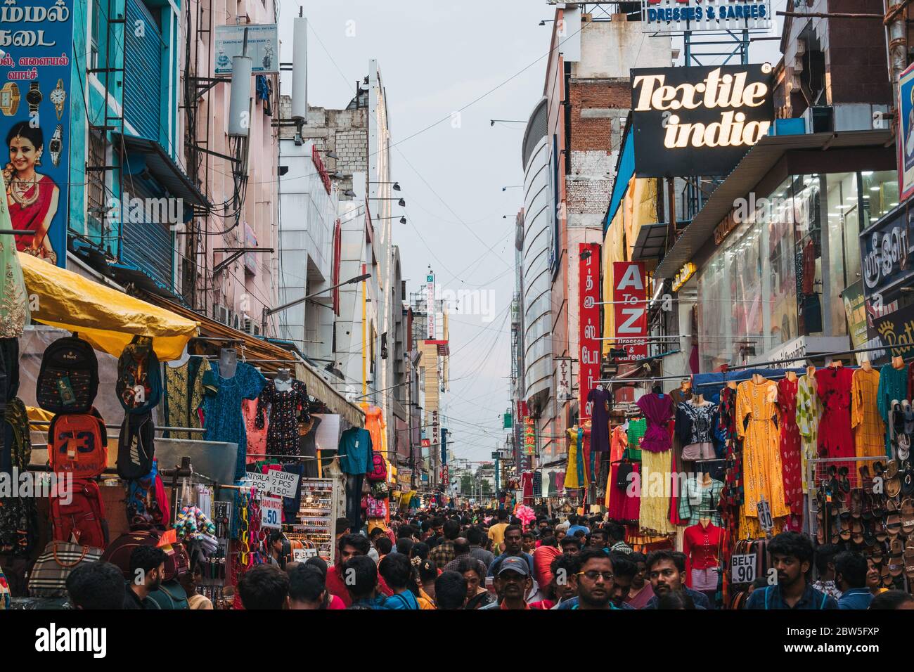Les détaillants, les stands et les acheteurs de Ranganathan Street, ont fait la tournée comme l'une des rues les plus fréquentées du monde, à Chennai, en Inde Banque D'Images