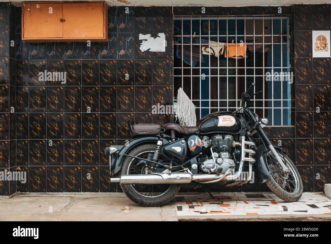 Une moto Royal Enfield Classic 350 garée à l'extérieur d'une maison à Mahabalipuram, en Inde Banque D'Images