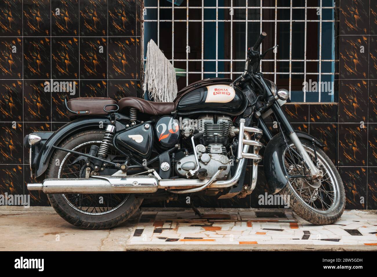 Une moto Royal Enfield Classic 350 garée à l'extérieur d'une maison à Mahabalipuram, en Inde Banque D'Images