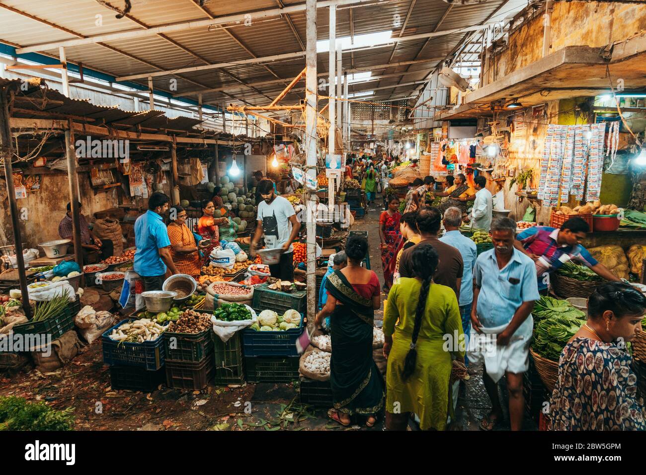 Vendeurs et acheteurs dans la section des produits frais du marché de Pondichéry, Tamil Nadu, Inde Banque D'Images