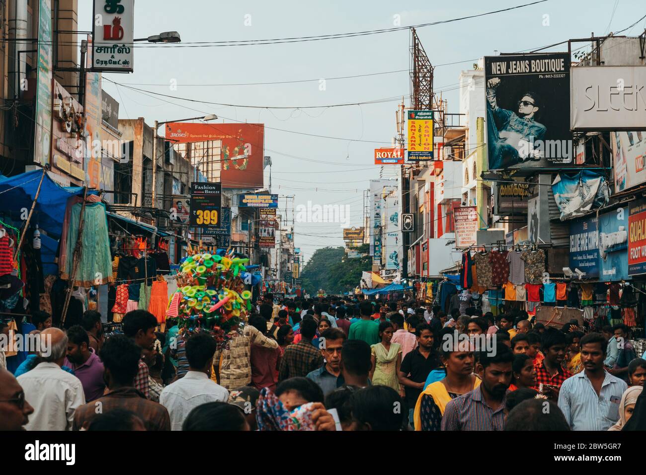 Une rue bourrée de centre-ville le dimanche soir à Pondichéry, en Inde Banque D'Images