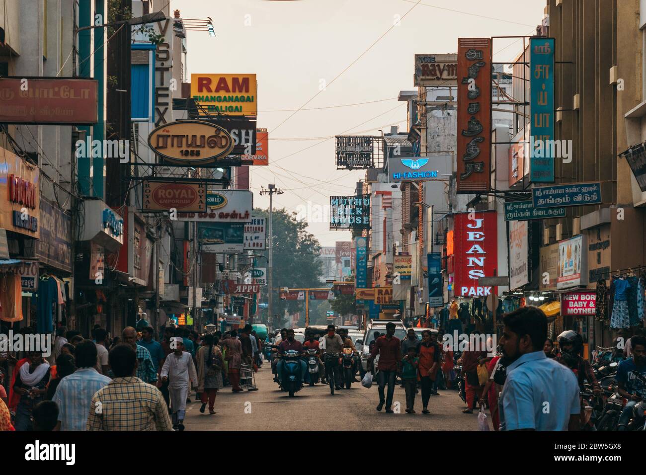 Les enseignes de détail sont des rues très fréquentées du centre-ville de Pondichéry, en Inde Banque D'Images