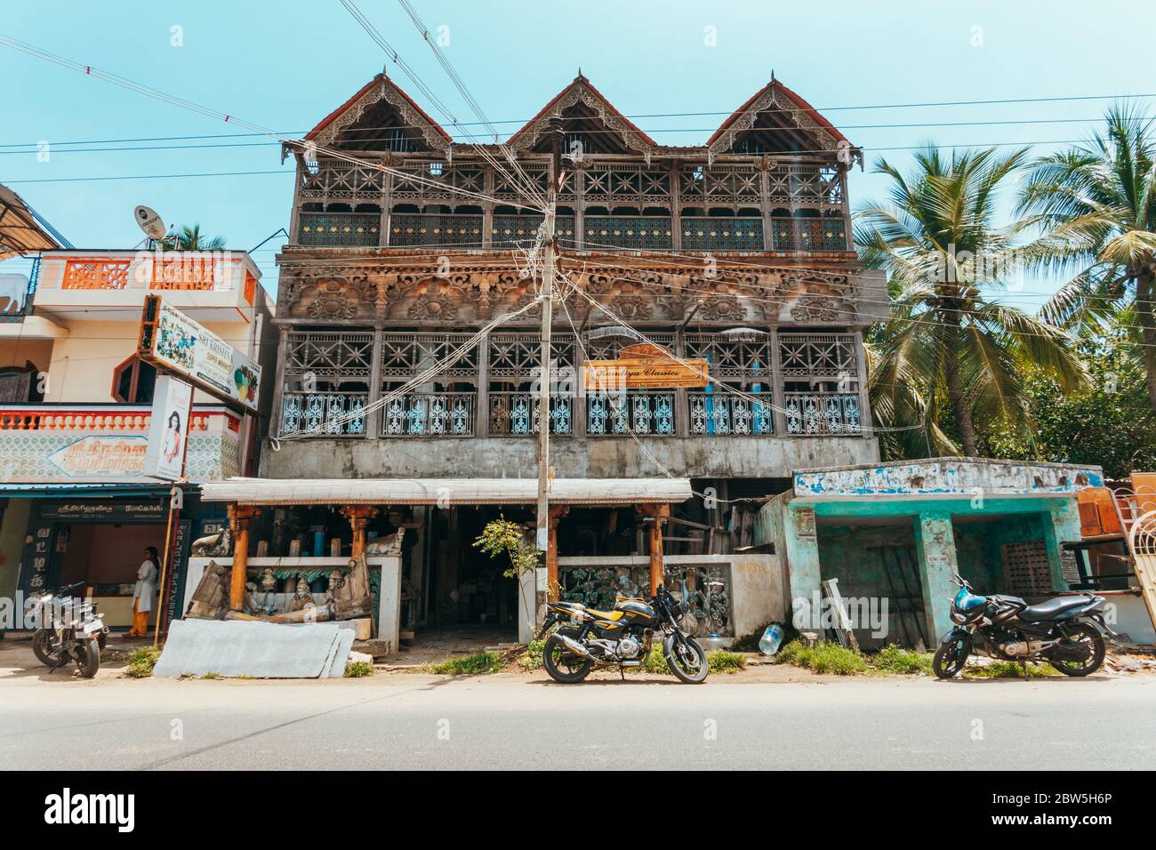 Un bâtiment en bois de trois étages très orné à Pondichéry, en Inde Banque D'Images