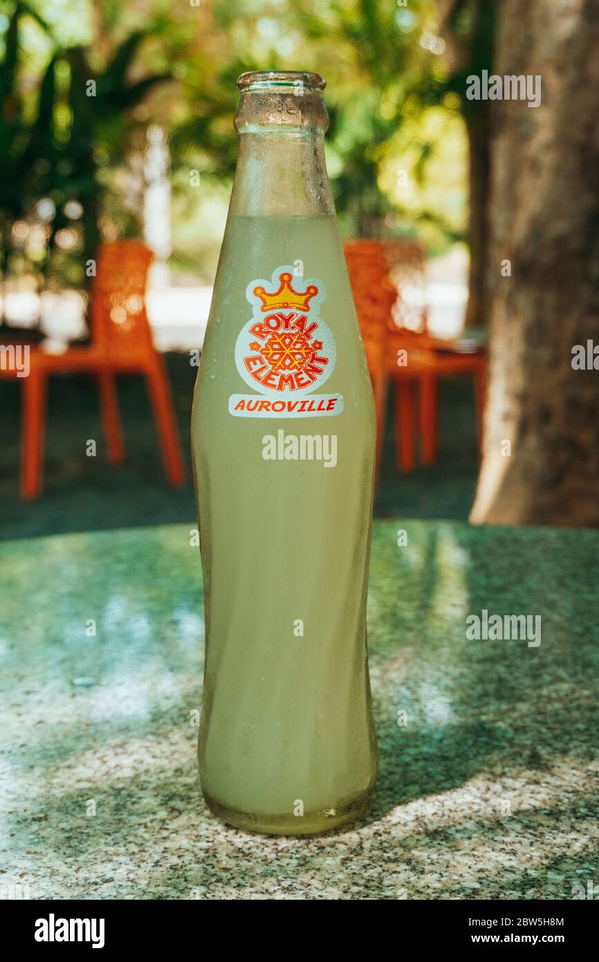 Une bouteille de limonade d'Auroville, un rafraîchissement produit localement vendu au centre d'accueil d'Auroville, en Inde Banque D'Images