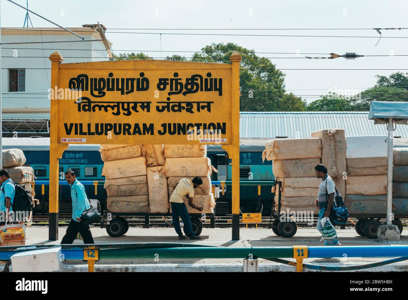 Chariots empilés pleins de cargaison prêts à aller à la gare de Villupuram Junction Banque D'Images