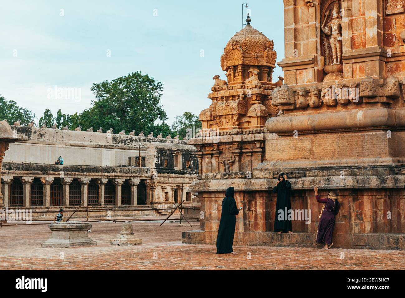 Trois musulmanes posent pour une photo au temple de Brihadeeswara, un temple dédié à Shiva à Thanjavur, Tamil Nadu, Inde Banque D'Images
