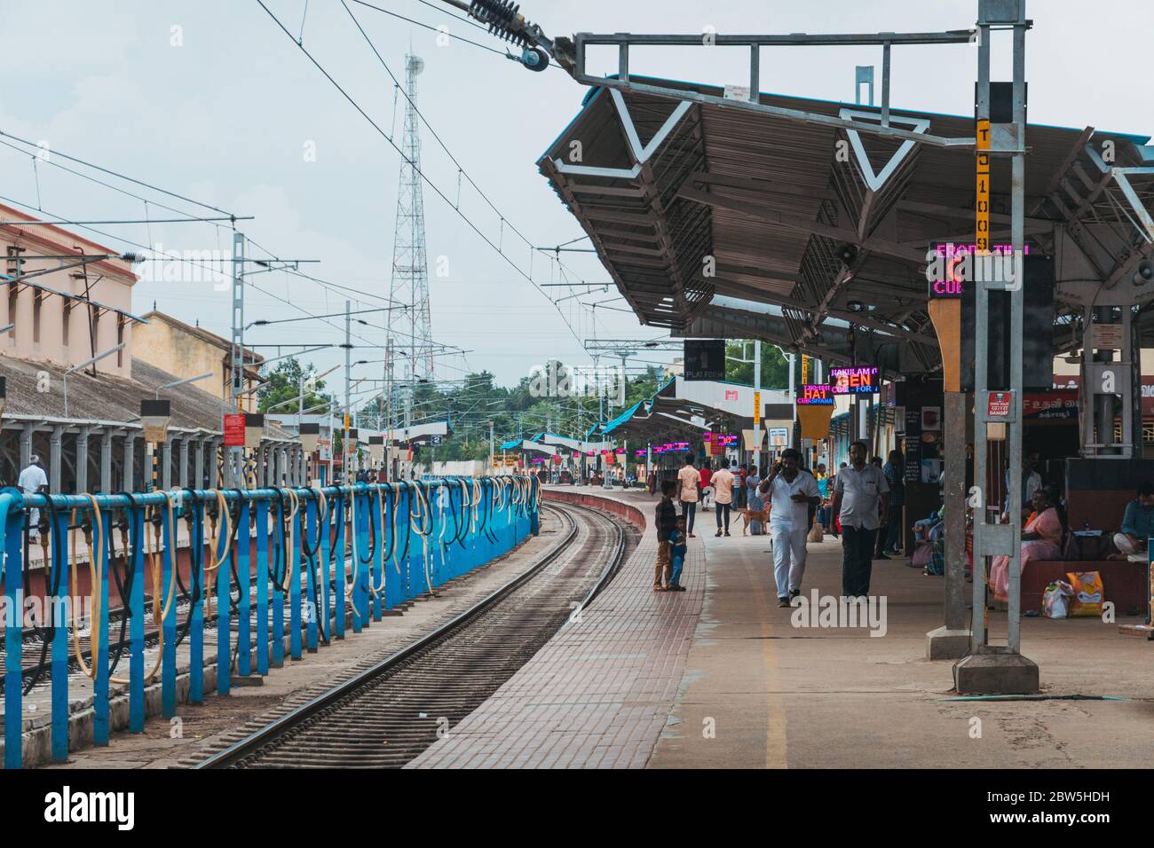 Les passagers attendent sur une plate-forme à une gare de Thanjavur, en Inde Banque D'Images