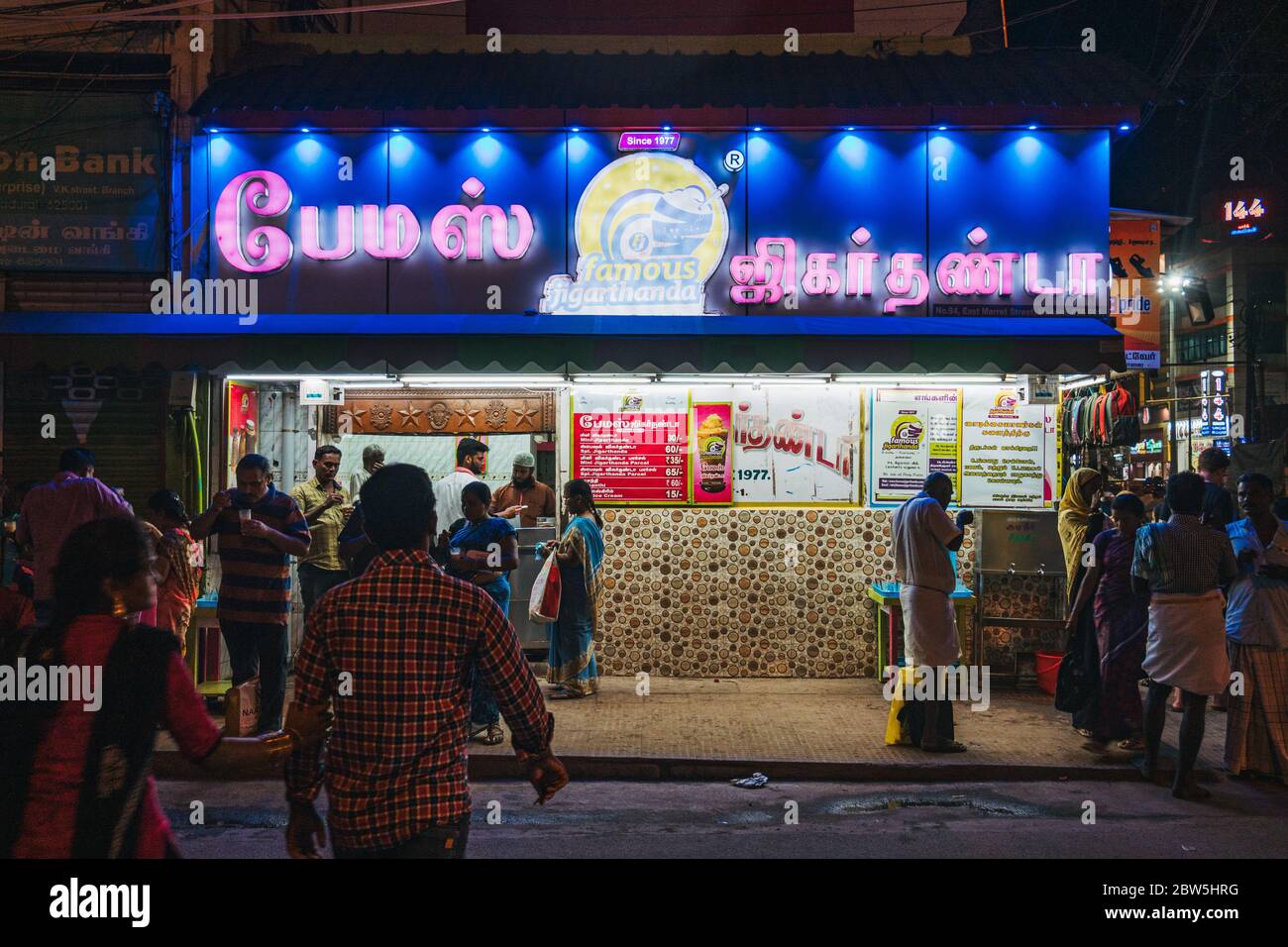 La célèbre boutique Jigarthanda à Madurai, en Inde, pour une nuit très chargée Banque D'Images