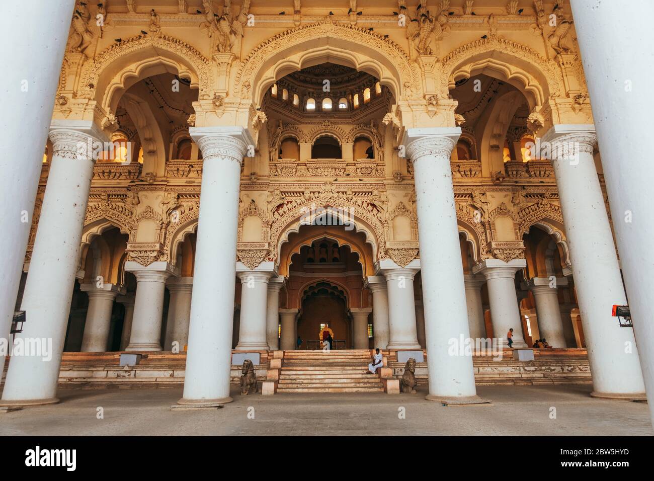 La cour du grand palais Thirumalai Nayakkar, Madurai, Inde Banque D'Images