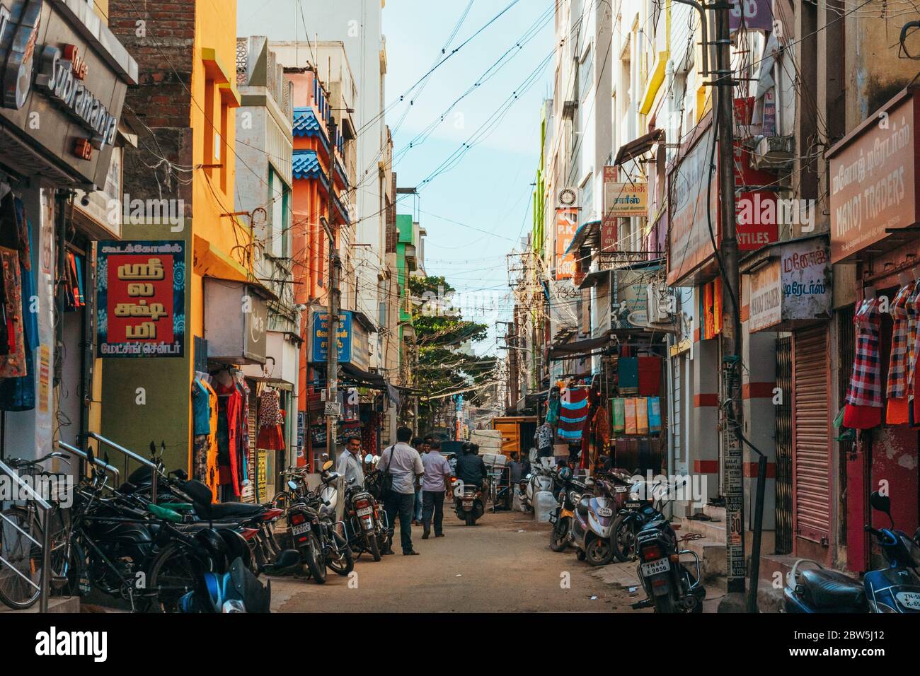 Une rue étroite de la ville à Madurai, Inde Banque D'Images