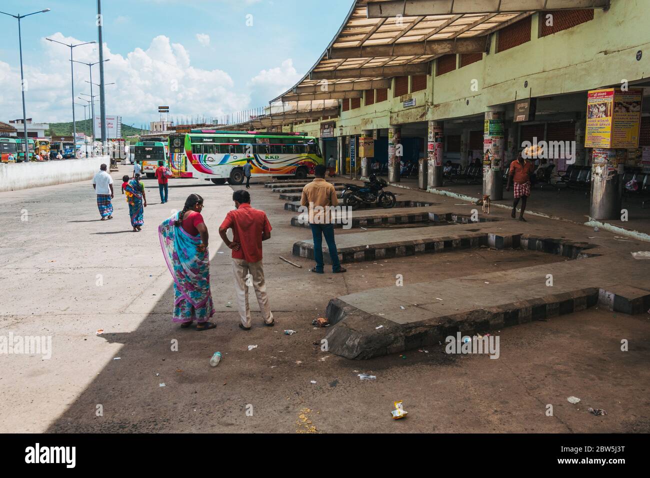 Des aires de stationnement à une gare routière de Tamil Nadu, en Inde Banque D'Images